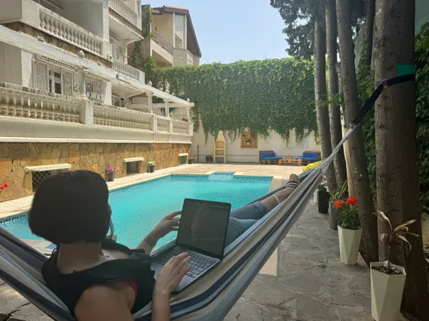 Piscine extérieure, espace détente, vue sur le jardin et terrasses