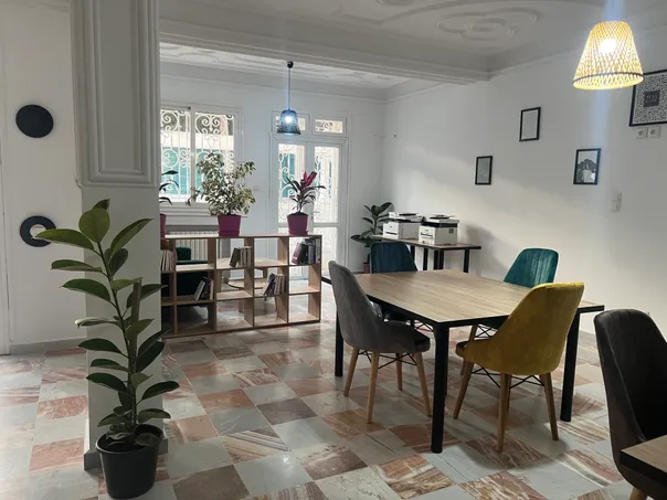 Intérieur du coworking, bureaux et espaces de travail
