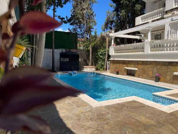 Vue sur la piscine depuis la terrasse, espace de ressourcement